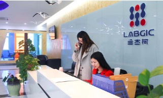 Офис компании Labgic в Пекине Компания существует с 1999 года, на территории Китая в настоящий момент у нее есть 8 собственных складов, она работает с точками распределения продукции в Пекине, Гуанчжоу, Шанхае.