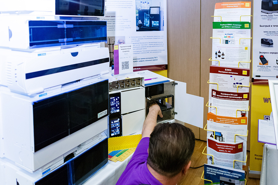 Демонстрация хроматографа Скороход на стенде секции "Хроматографические методы анализа. Аналитическая химия"