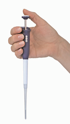 Пипетка автоматическая 100-1000 мкл с позитивным вытеснением MR-1000, в руке
