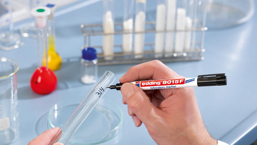 Специальные перманентные маркеры, карандаши и ручки Перманентный маркер хорошо ложится на такие поверхности как бумага, пластик, металл, стекло, пленку и дерево.